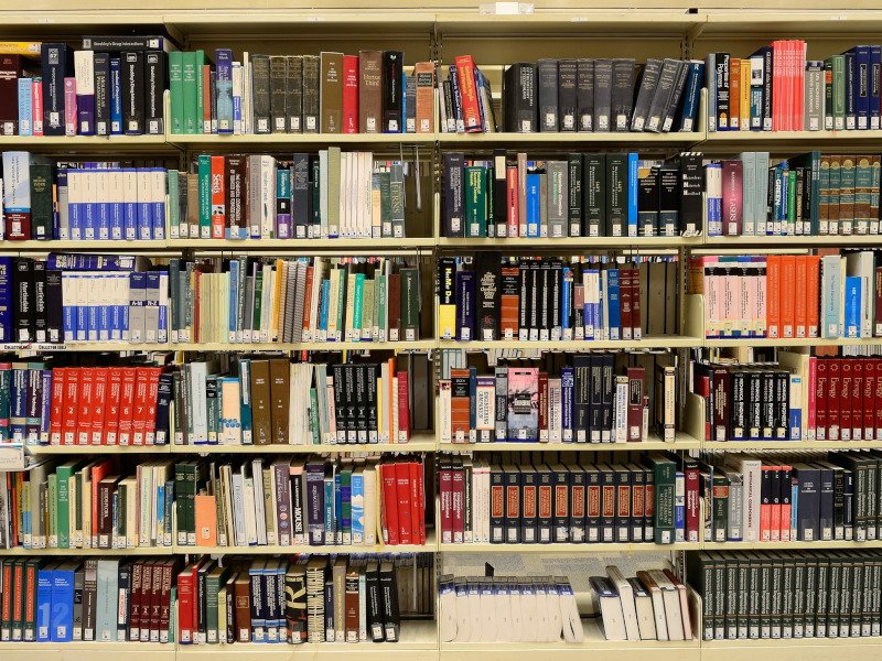 Aumenta la biblioteca y moderniza las aulas de informática